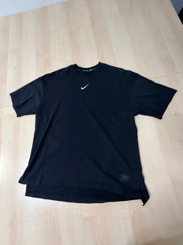 Camiseta Nike Negra Center Swoosh Espalda Big Spray Logo - Talla S