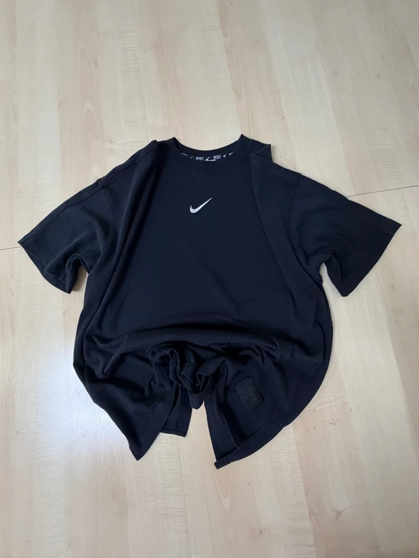 Camiseta Nike Negra Center Swoosh Espalda Big Spray Logo - Talla S — foto 2