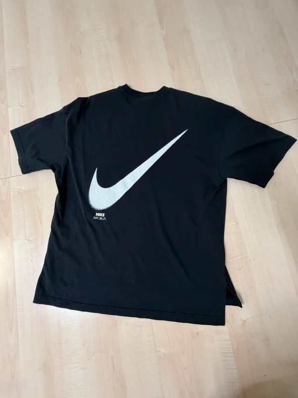 Camiseta Nike Negra Center Swoosh Espalda Big Spray Logo - Talla S — foto 3