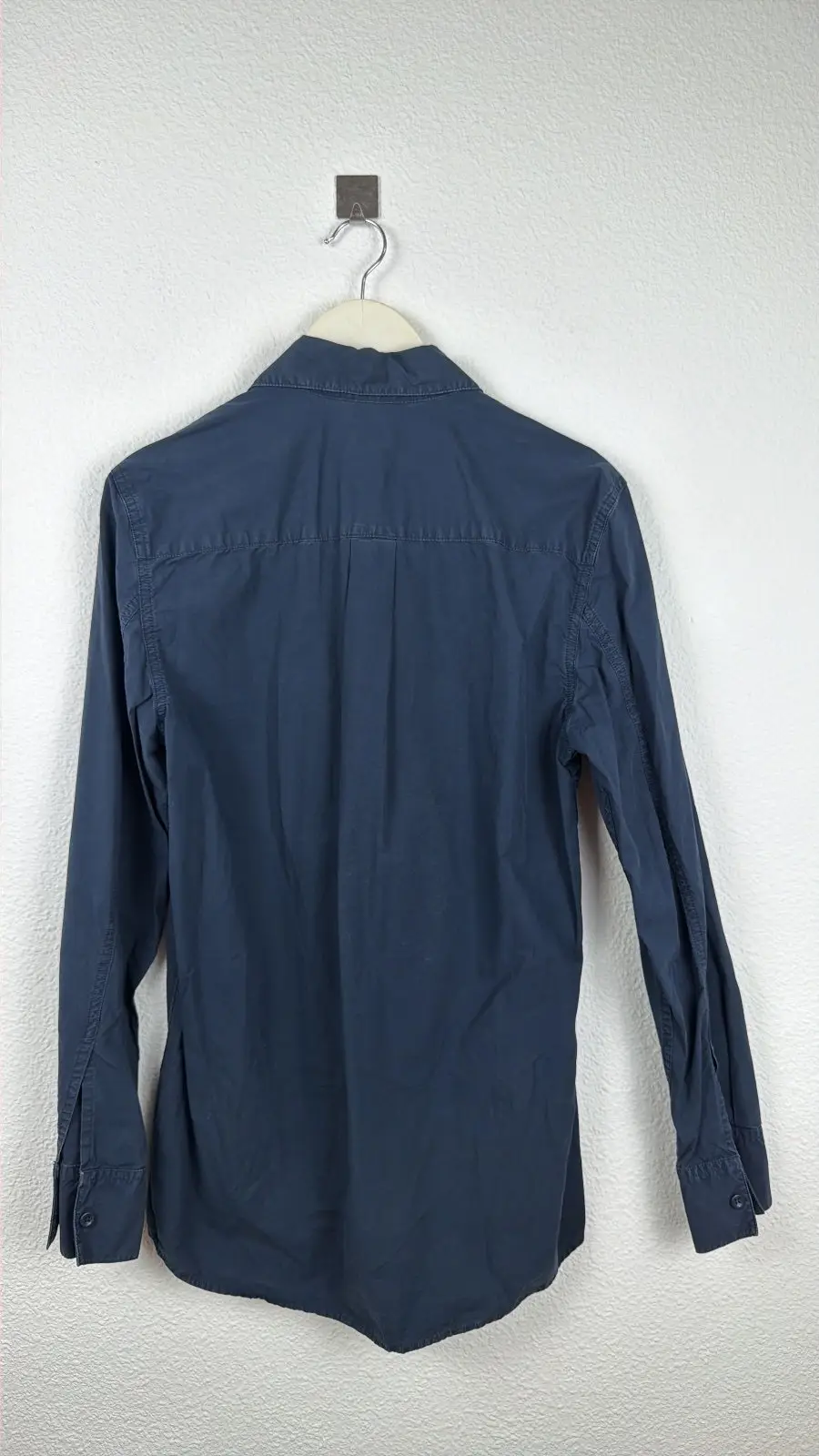 Camisa vintage azul marino manga larga bolsillo pecho — foto 2