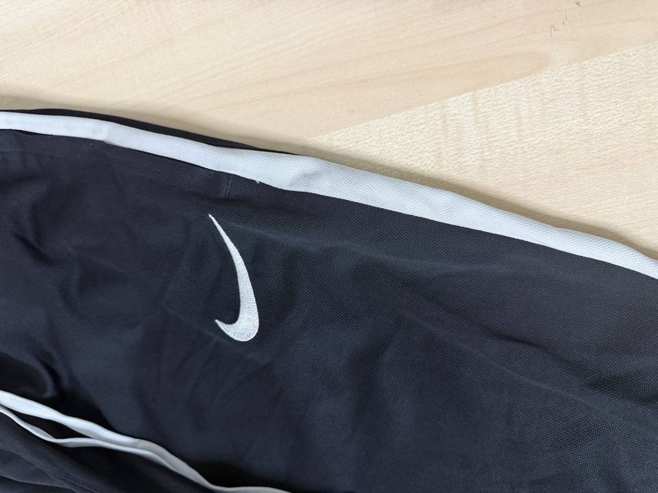 Pantalón de chándal Nike, color negro con franjas laterales blancas, talla L.
✔️ Swoosh bordado en el bajo de la pierna
✔️ Franja lateral blanca de doble línea a juego con la cinturilla
✔️ Cintura elástica con cordón ajustable blanco
✔️ Cremallera en los bajos de las perneras
✔️ Tejido técnico ligero tipo piqué
Estado: buen estado general, sin roturas ni manchas visibles.
Pantalón deportivo clásico de Nike, perfecto para uso diario o para entrenar.
📦 Envío en 24/48 horas.
💬 Cualquier duda, pregúntame sin compromiso.
#nike #trackpants #pantalon #chandal #tallal #streetwear #deporte #vintage — foto 3