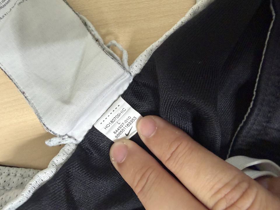 Pantalón de chándal Nike, color negro con franjas laterales blancas, talla L.
✔️ Swoosh bordado en el bajo de la pierna
✔️ Franja lateral blanca de doble línea a juego con la cinturilla
✔️ Cintura elástica con cordón ajustable blanco
✔️ Cremallera en los bajos de las perneras
✔️ Tejido técnico ligero tipo piqué
Estado: buen estado general, sin roturas ni manchas visibles.
Pantalón deportivo clásico de Nike, perfecto para uso diario o para entrenar.
📦 Envío en 24/48 horas.
💬 Cualquier duda, pregúntame sin compromiso.
#nike #trackpants #pantalon #chandal #tallal #streetwear #deporte #vintage — foto 5