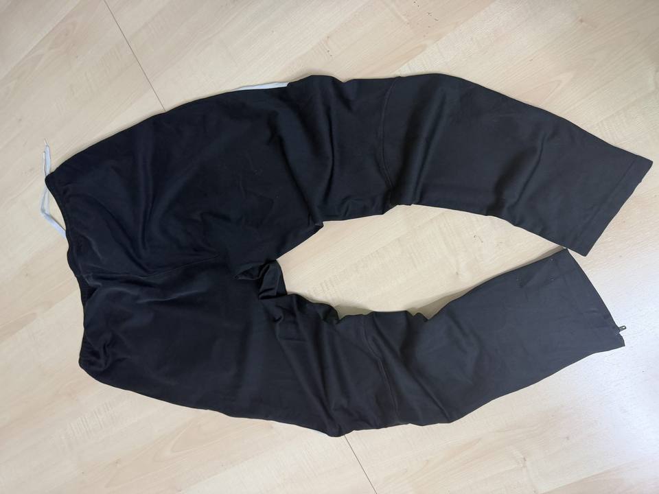 Pantalón de chándal Nike, color negro con franjas laterales blancas, talla L.
✔️ Swoosh bordado en el bajo de la pierna
✔️ Franja lateral blanca de doble línea a juego con la cinturilla
✔️ Cintura elástica con cordón ajustable blanco
✔️ Cremallera en los bajos de las perneras
✔️ Tejido técnico ligero tipo piqué
Estado: buen estado general, sin roturas ni manchas visibles.
Pantalón deportivo clásico de Nike, perfecto para uso diario o para entrenar.
📦 Envío en 24/48 horas.
💬 Cualquier duda, pregúntame sin compromiso.
#nike #trackpants #pantalon #chandal #tallal #streetwear #deporte #vintage — foto 2