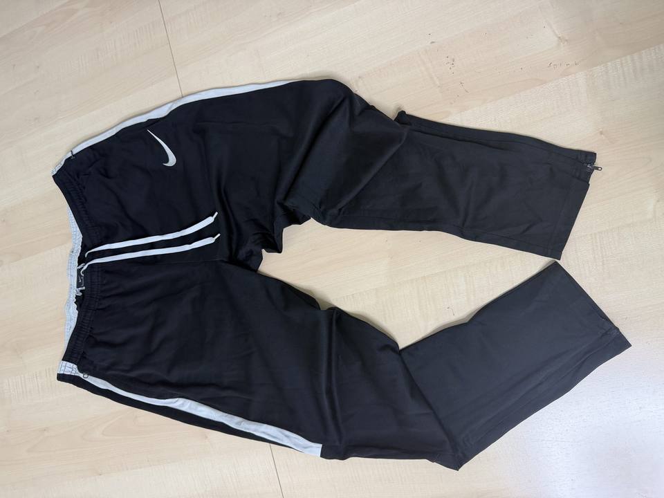 Pantalón de chándal Nike, color negro con franjas laterales blancas, talla L.
✔️ Swoosh bordado en el bajo de la pierna
✔️ Franja lateral blanca de doble línea a juego con la cinturilla
✔️ Cintura elástica con cordón ajustable blanco
✔️ Cremallera en los bajos de las perneras
✔️ Tejido técnico ligero tipo piqué
Estado: buen estado general, sin roturas ni manchas visibles.
Pantalón deportivo clásico de Nike, perfecto para uso diario o para entrenar.
📦 Envío en 24/48 horas.
💬 Cualquier duda, pregúntame sin compromiso.
#nike #trackpants #pantalon #chandal #tallal #streetwear #deporte #vintage