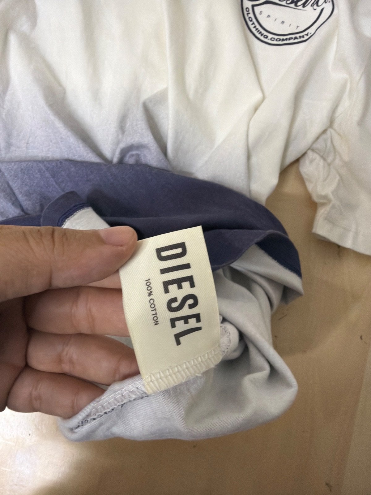 https://www.vinted.es/items/10076665336-camiseta-diesel-degradado-ombre-blancoazul-marino-talla-l — foto 5