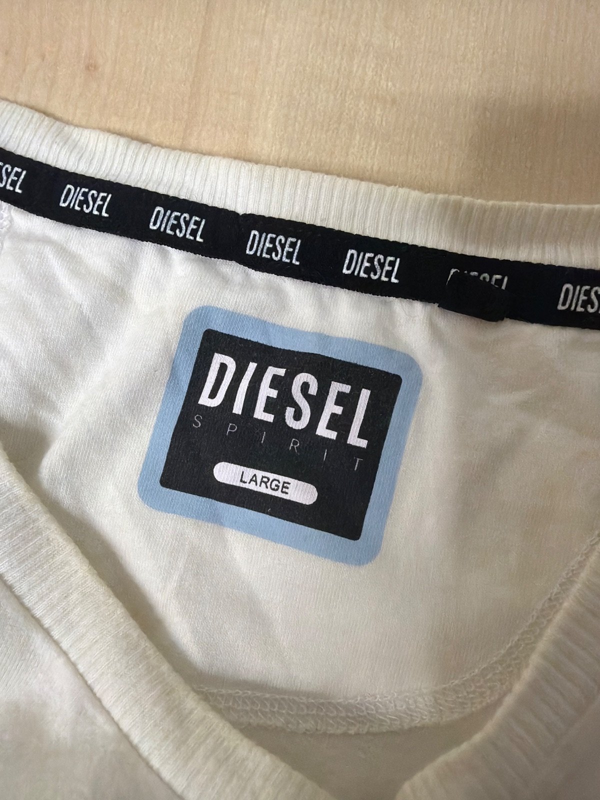 https://www.vinted.es/items/10076665336-camiseta-diesel-degradado-ombre-blancoazul-marino-talla-l — foto 3