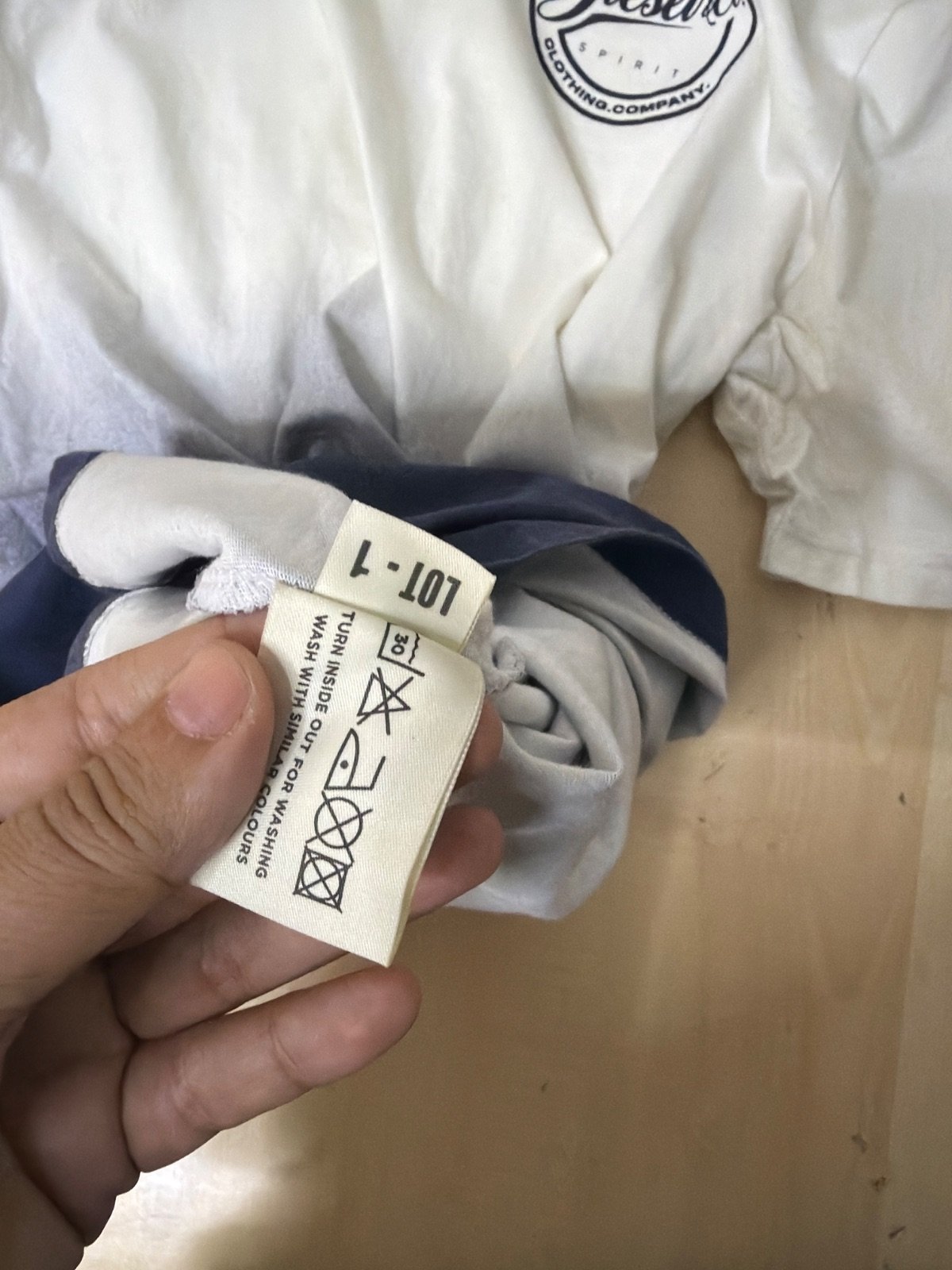 https://www.vinted.es/items/10076665336-camiseta-diesel-degradado-ombre-blancoazul-marino-talla-l — foto 4