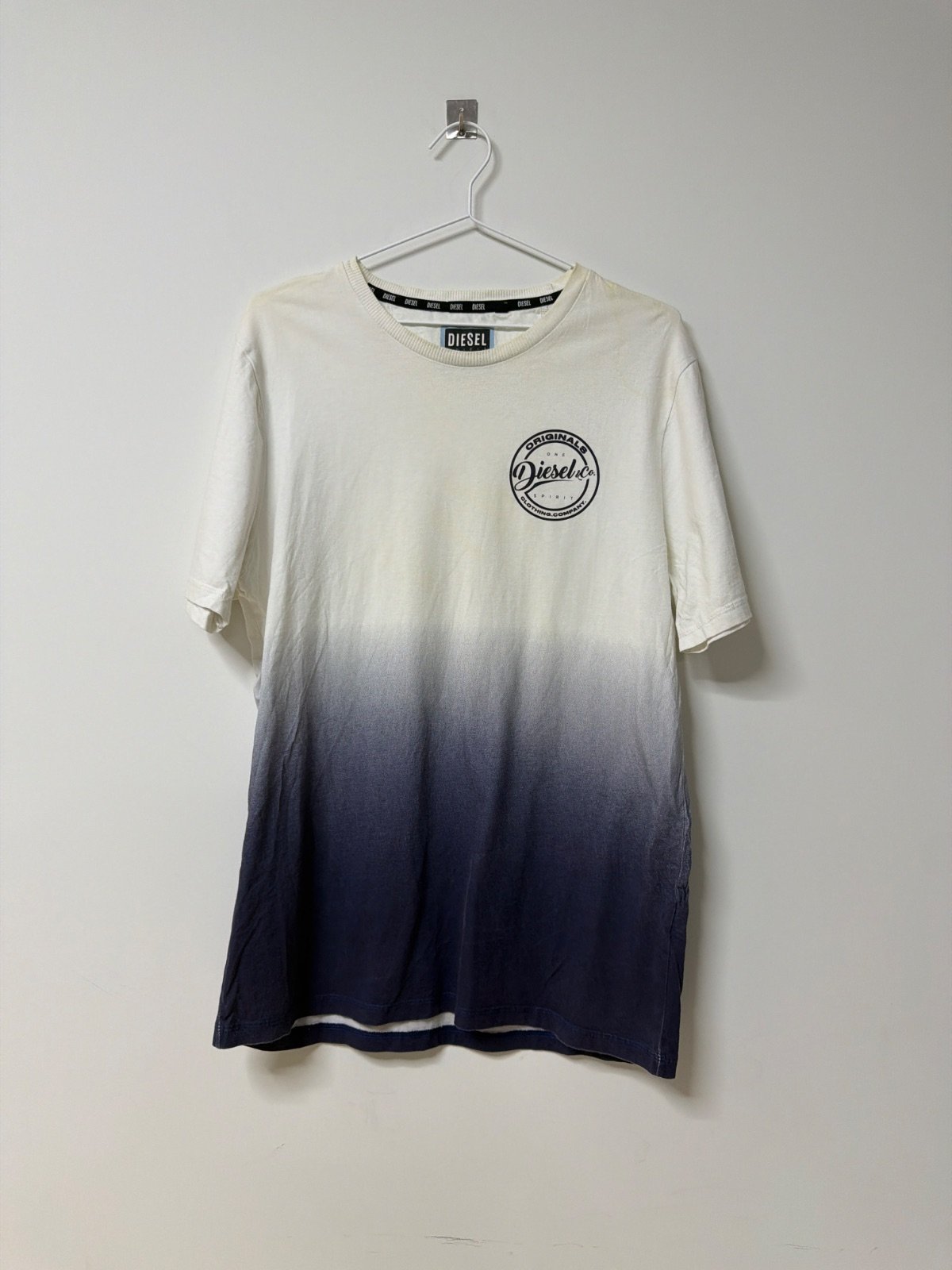 https://www.vinted.es/items/10076665336-camiseta-diesel-degradado-ombre-blancoazul-marino-talla-l