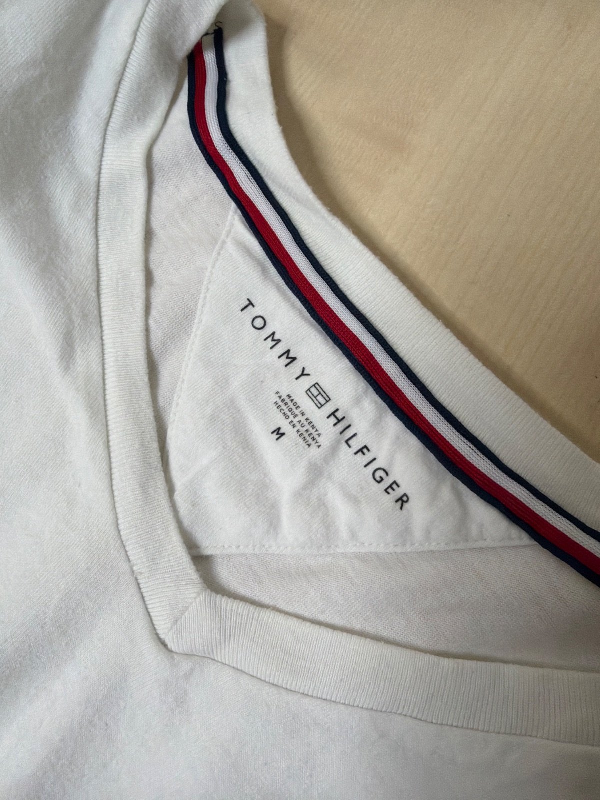 Tommy Hilfiger White V-Neck T-Shirt Basic Tee Logo Size M — foto 4