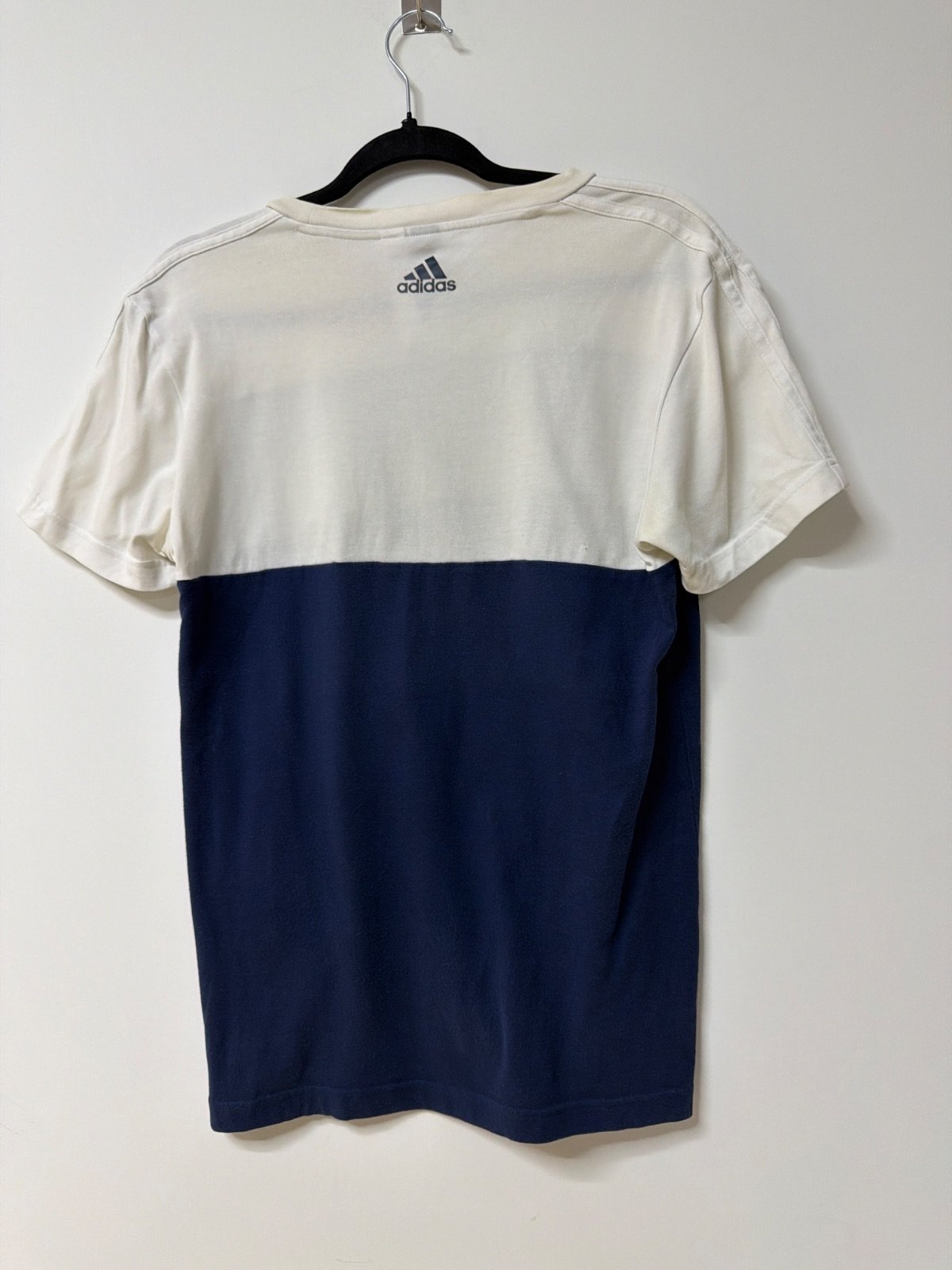 Adidas T-Shirt Men Color Block Navy Grey White Spellout Logo Size M — foto 2