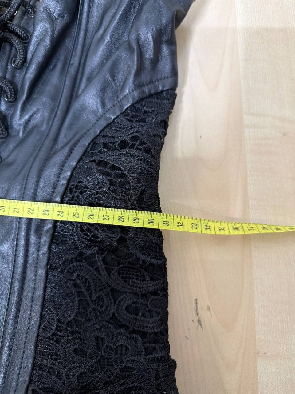 Top corsé vintage Y2K encaje y efecto piel negro / Goth Dark Coquette — foto 4