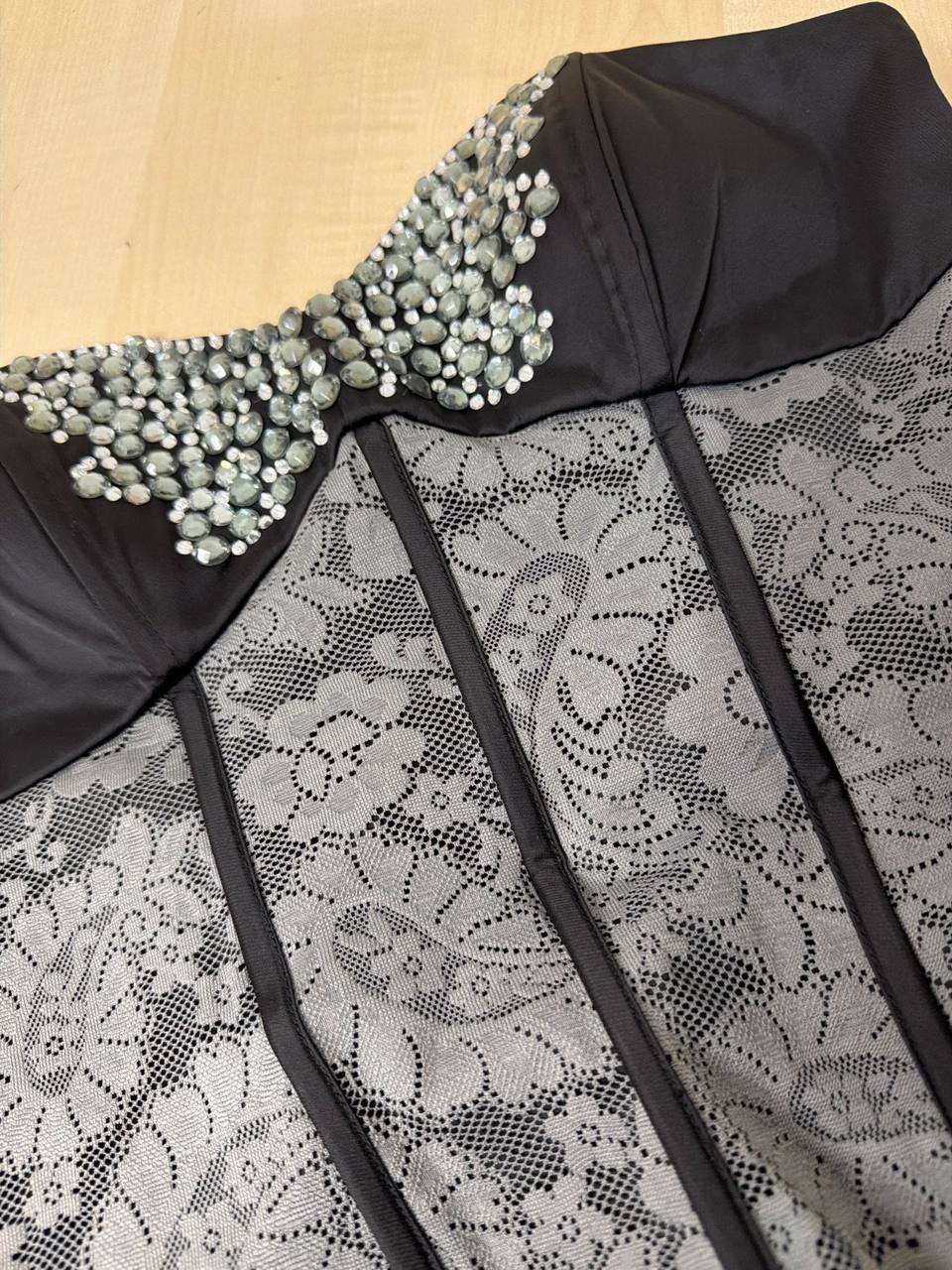 Corset negro encaje flores pedreria mariposa Talla M — foto 2
