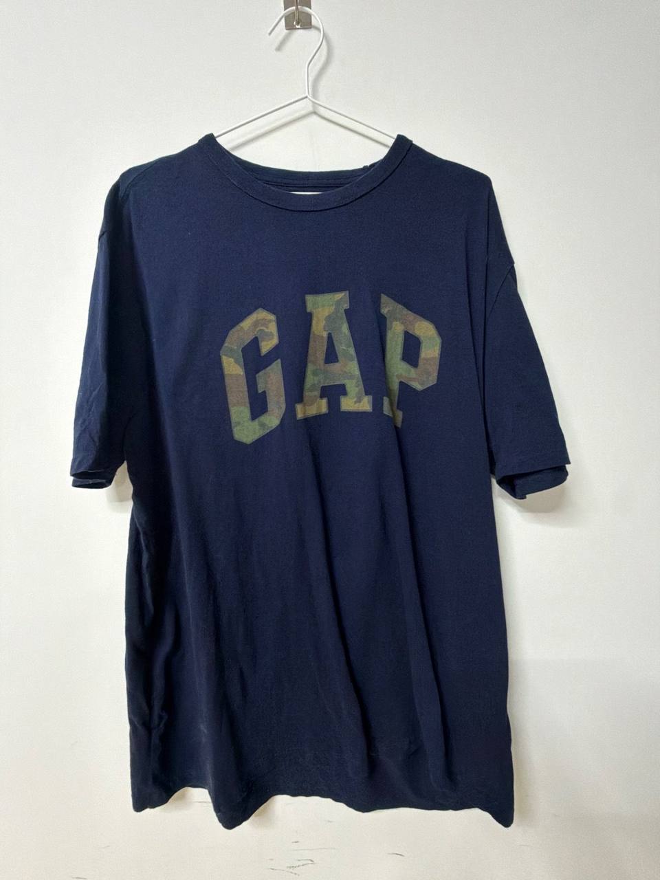 Camiseta GAP Logo Camuflaje Azul Marino Vintage Oversize