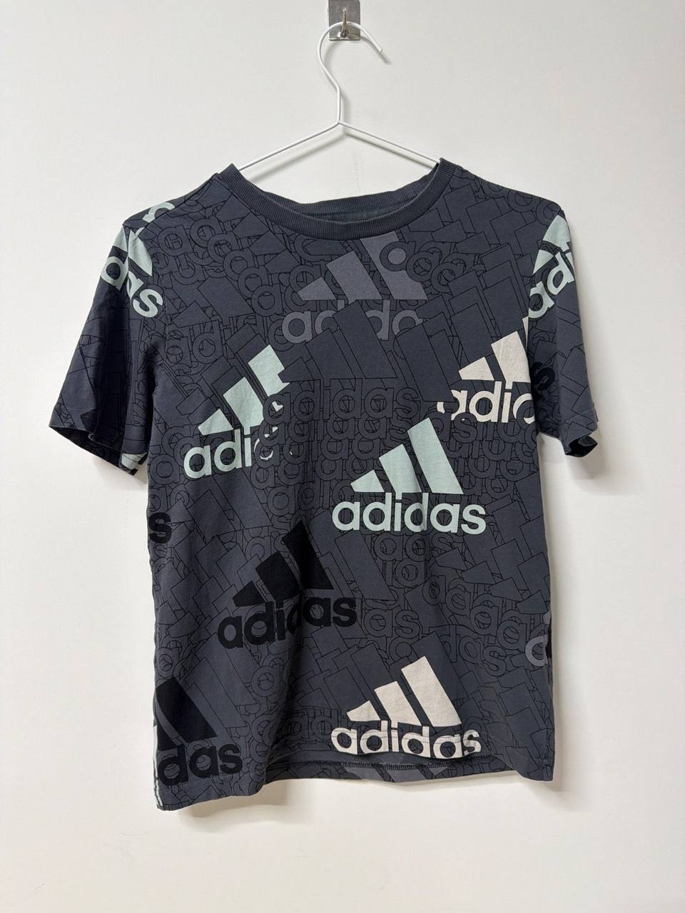 Adidas camiseta niño 12 años 152 gris logo allover
