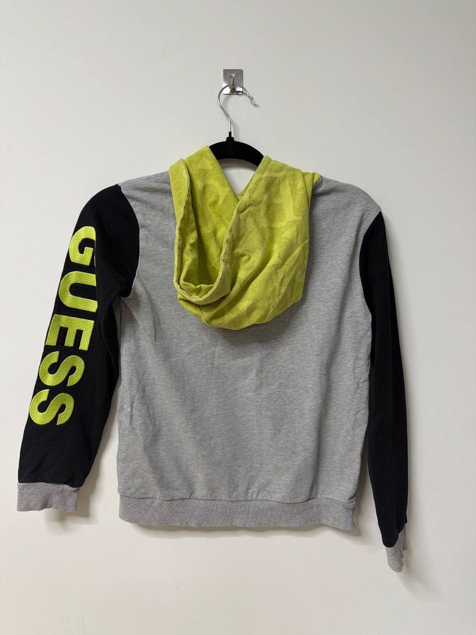 Guess sudadera capucha niño talla 10 gris negro amarillo neón, gris/negro/amarillo neón — foto 2