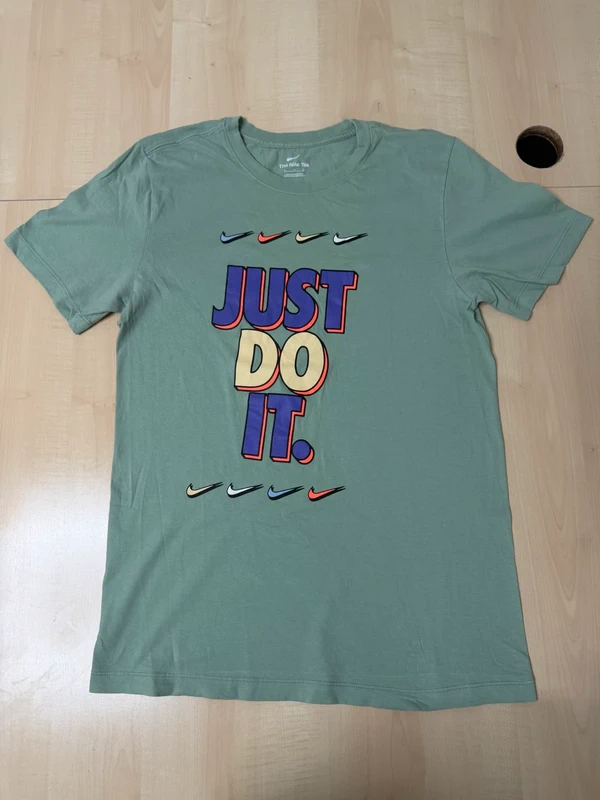 Camiseta Nike "Just Do It" Verde Salvia / Caqui - Talla S
